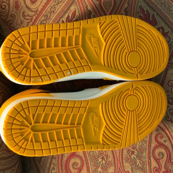 AIR JORDAN RETRO 1s “LAKERS” - Picture 4 of 6